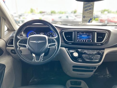 Used 2019 Chrysler Pacifica Touring-L FWD image 52