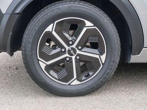 Used 2023 Kia Niro EX image 9