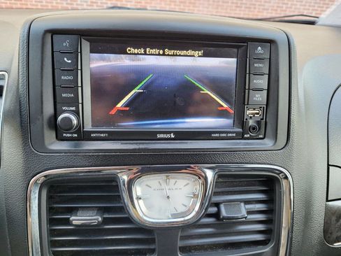 Used 2014 Chrysler Town & Country Touring-L w/ Driver Convenience Group image 12