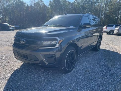 Used 2023 Ford Expedition Limited image 3