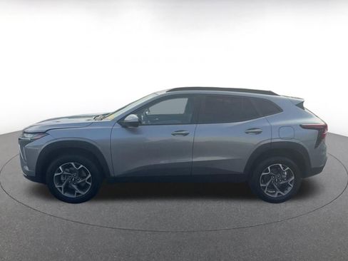 Used 2025 Chevrolet Trax LT w/ LT Convenience Package image 8