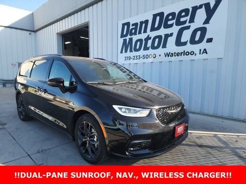 New 2026 Chrysler Pacifica Limited w/ S Appearance Package image 1