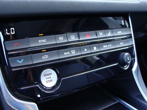 Used 2017 Jaguar XF Premium image 26