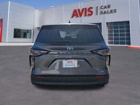 Used 2025 Toyota Sienna LE image 7