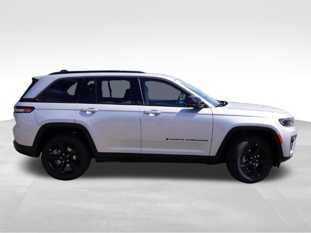 New 2026 Jeep Grand Cherokee Limited w/ Limited Altitude Package AWD/4WD image 2