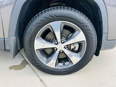 Used 2019 Jeep Cherokee Limited AWD/4WD image 38