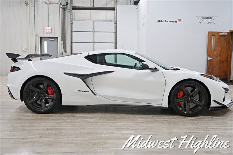 Used 2024 Chevrolet Corvette Z06 w/ Z07 Performance Package RWD image 9