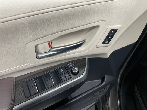 Used 2021 Toyota Sienna Platinum image 39