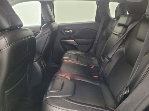 Used 2019 Jeep Cherokee Latitude Plus w/ Cold Weather Group AWD/4WD image 18
