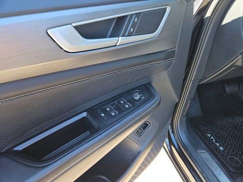 Used 2024 Volkswagen Atlas Cross Sport SE image 14