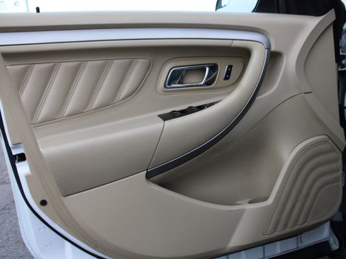 Used 2017 Ford Taurus SE image 14