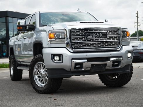Used 2019 GMC Sierra 2500 Denali w/ Duramax Plus Package AWD/4WD image 2