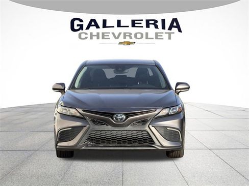 Used 2022 Toyota Camry SE image 3