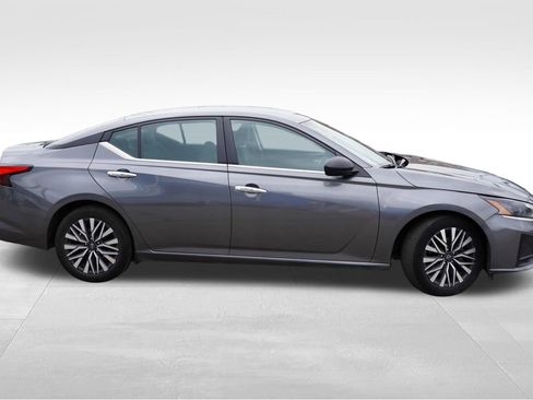 Used 2025 Nissan Altima 2.5 SV FWD image 2
