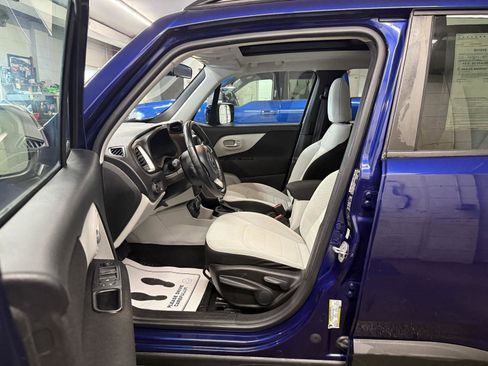 Used 2018 Jeep Renegade Latitude w/ UConnect 8.4 Nav Group AWD/4WD image 13