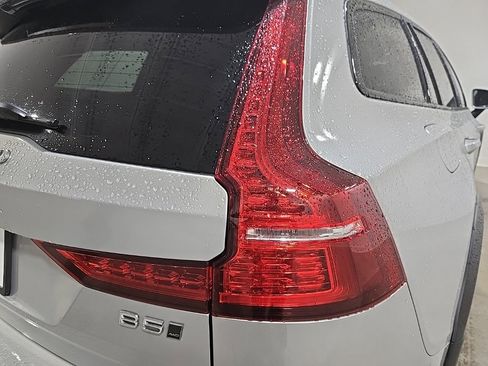 Used 2025 Volvo V60 B5 Cross Country Plus image 20