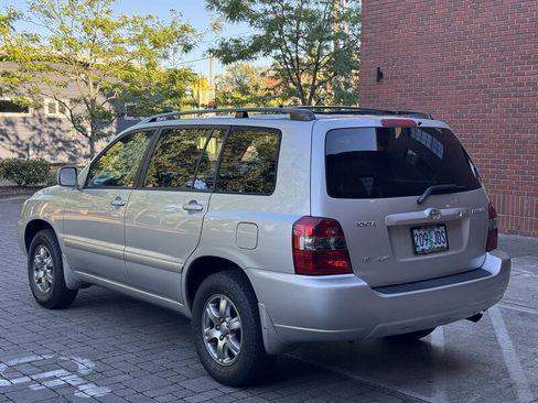 Used 2005 Toyota Highlander 4WD V6 w/ 3rd Row image 3