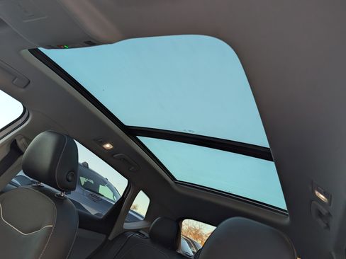 Used 2023 Volkswagen Taos SE w/ Panoramic Sunroof Package image 15