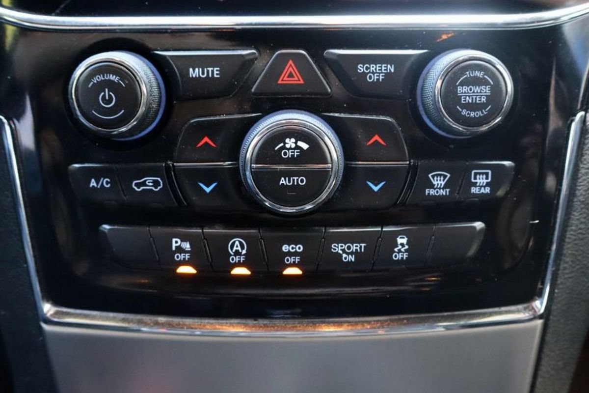Used 2019 Jeep Grand Cherokee Limited AWD/4WD image 18