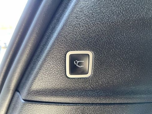 Used 2025 Chrysler Pacifica Select image 12