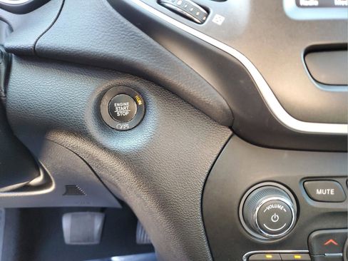 Used 2020 Jeep Cherokee Trailhawk w/ Cold Weather Group image 43