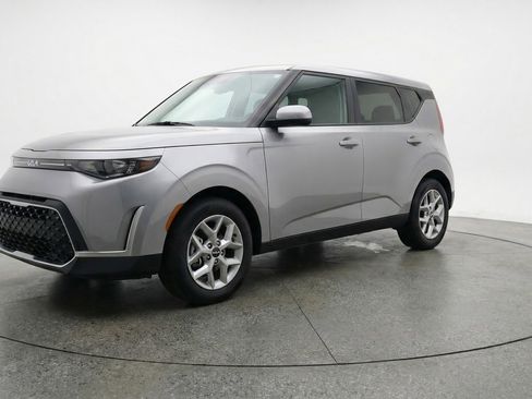 Used 2025 Kia Soul LX w/ LX Technology Package FWD image 3