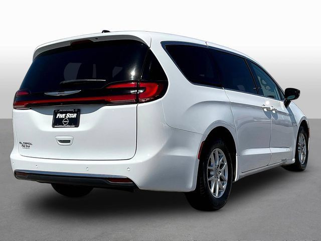 Used 2024 Chrysler Pacifica Touring-L FWD image 7
