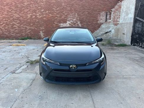 Used 2025 Toyota Corolla LE FWD image 2