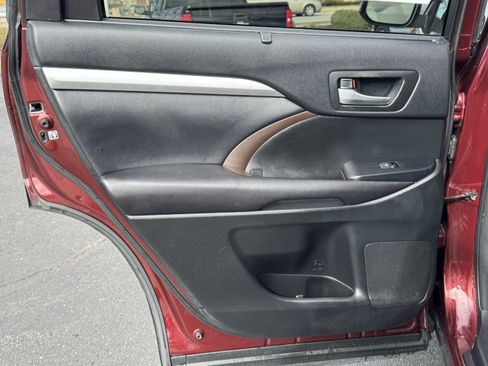 Used 2016 Toyota Highlander XLE image 34