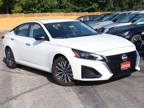 Used 2025 Nissan Altima 2.5 SV FWD image 2