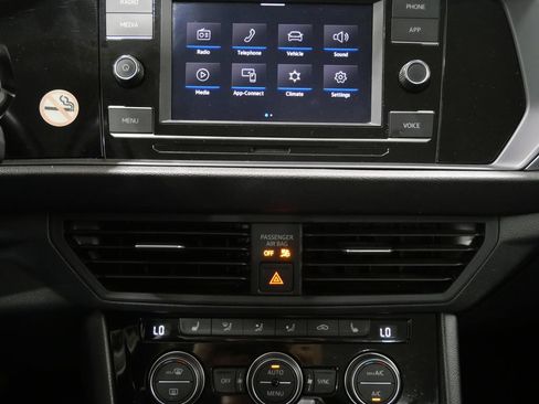 Used 2024 Volkswagen Jetta SE FWD image 19