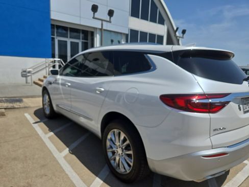 Used 2018 Buick Enclave Premium w/ Experience Buick Package FWD image 11