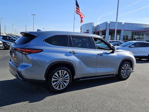 Used 2021 Toyota Highlander Platinum image 16