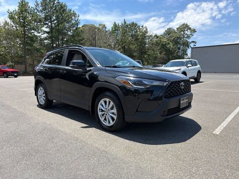 Used 2023 Toyota Corolla Cross LE w/ Moonroof Package AWD/4WD image 4