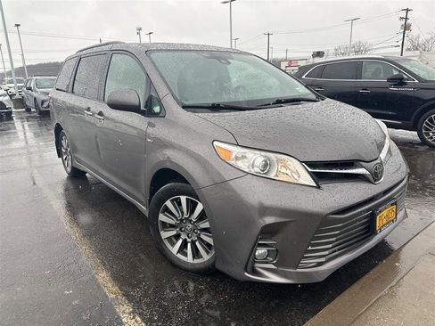Used 2020 Toyota Sienna XLE Premium image 2