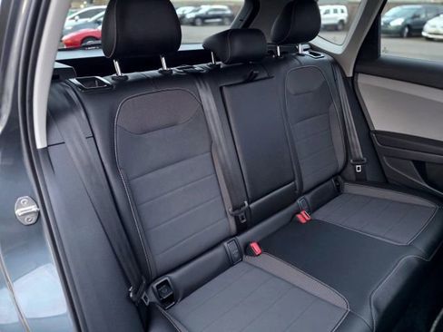 Used 2023 Volkswagen Taos SE w/ Panoramic Sunroof Package image 31