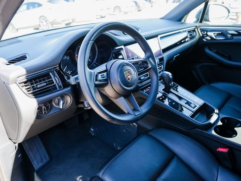 Certified 2025 Porsche Macan image 4