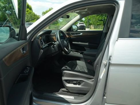 Used 2025 Volkswagen Atlas SE FWD image 12