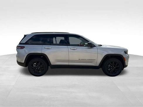 New 2025 Jeep Grand Cherokee Altitude RWD image 23