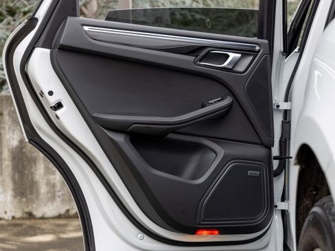 Certified 2025 Porsche Macan image 36