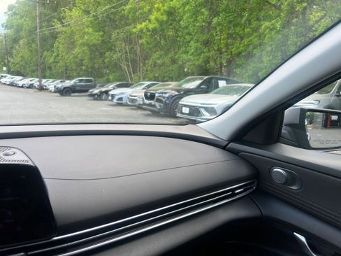 Used 2025 Hyundai Elantra SEL image 31