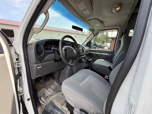 Used 2006 Ford E-350 and Econoline 350 XL RWD image 9