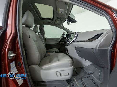 Used 2019 Toyota Sienna XLE w/ XLE Navigation Package image 35