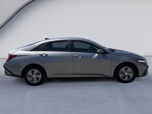 Used 2024 Hyundai Elantra SE image 6
