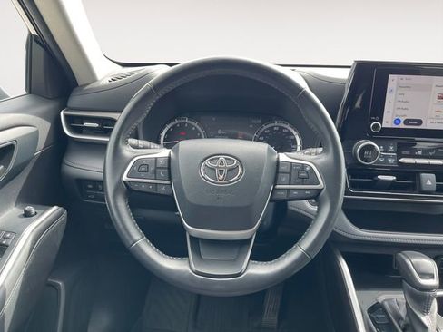 Used 2023 Toyota Highlander LE FWD image 12