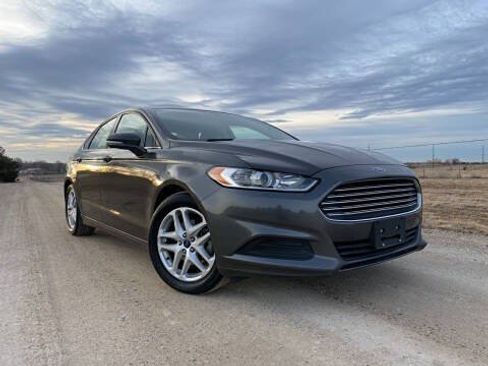 Used 2015 Ford Fusion SE FWD image 2