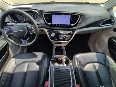 Used 2024 Chrysler Pacifica Touring-L FWD image 17