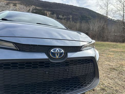 Used 2022 Toyota Corolla LE image 3