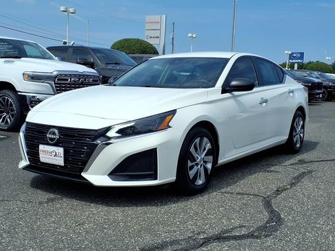 Used 2025 Nissan Altima 2.5 S FWD image 3