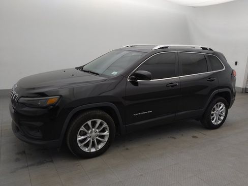 Used 2019 Jeep Cherokee Latitude w/ Cold Weather Group FWD image 2